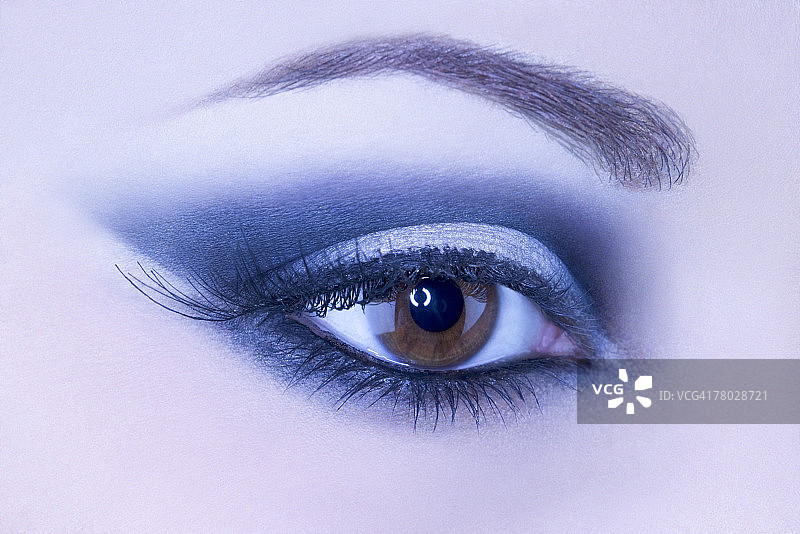 蓝色调：女性化妆眼睛特写图片素材