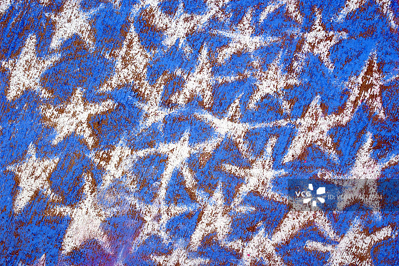 蓝色背景上的粉笔白色星星图片素材