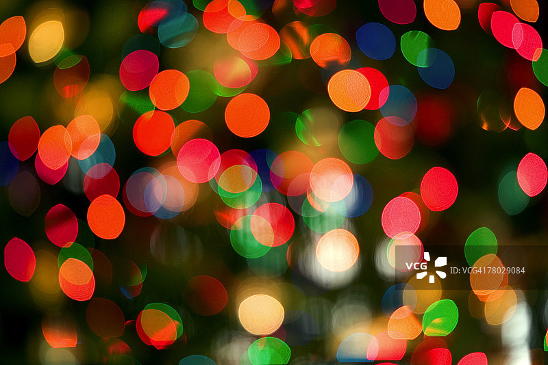圣诞树灯光的模糊特写图片素材