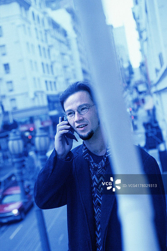 在城市里使用手机的男人图片素材