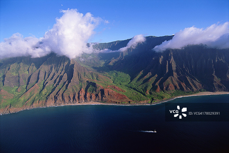 考艾岛纳帕利海岸山脉和蔚蓝海洋上空的低空云层航拍图片素材
