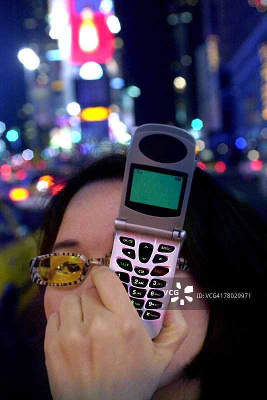 在纽约时代广场使用手机的女人图片素材