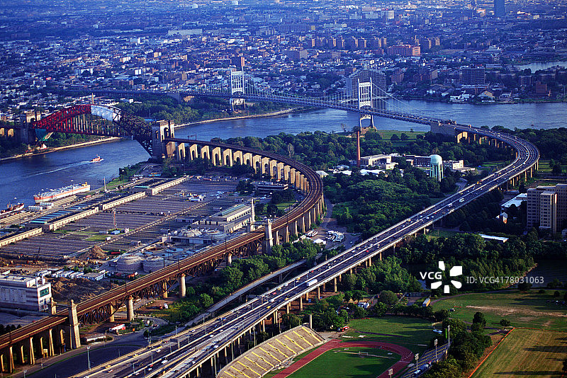 纽约地狱门大桥和三区大桥鸟瞰图片素材