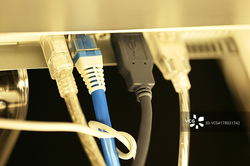 笔记本电脑背面的以太网和火线端口特写图片素材