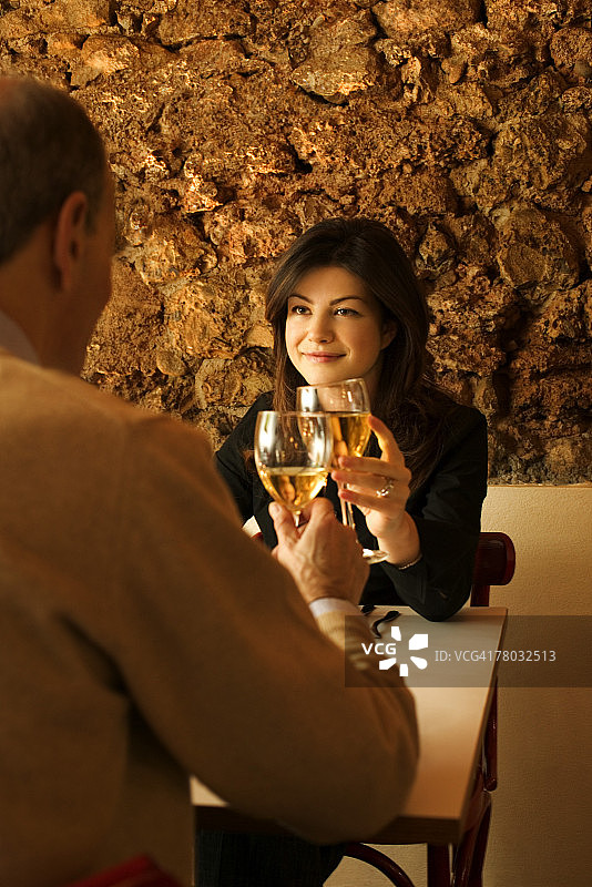 餐厅情侣敬白葡萄酒特写图片素材
