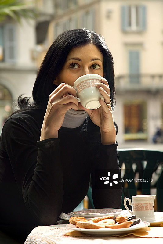 女人在户外咖啡馆喝茶图片素材