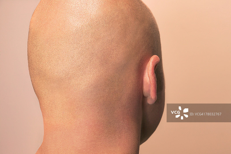 一个男人光头的后脑勺特写图片素材