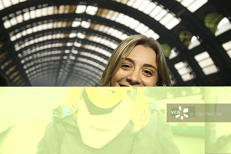 女子在米兰中央火车站微笑面对镜头图片素材