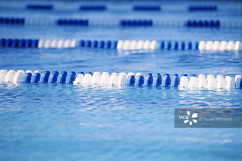 带比赛泳道的泳池图片素材