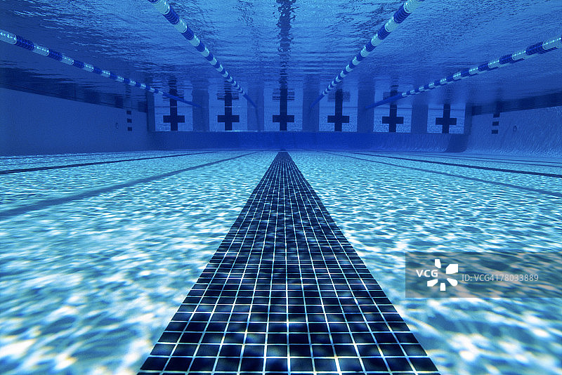 游泳池瓷砖泳道的水下视角图片素材