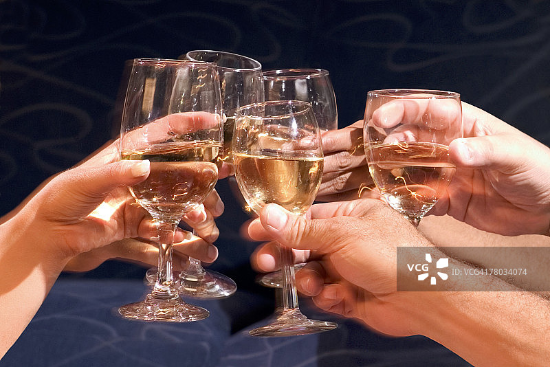 手部特写：派对上举杯庆祝图片素材