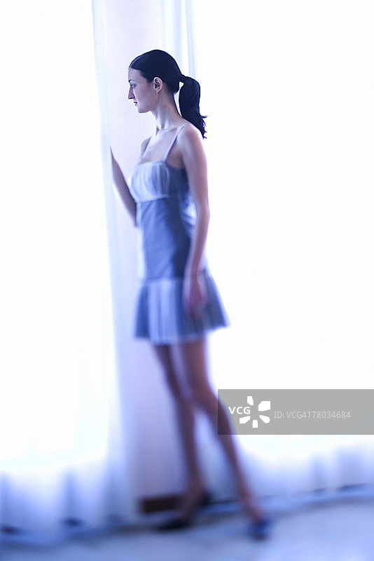 眺望窗外的女人图片素材