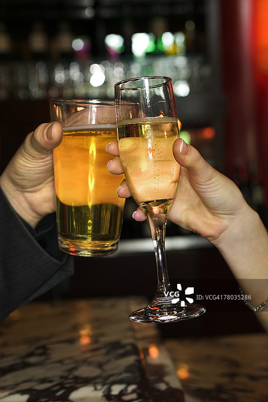 情侣碰杯祝酒图片素材