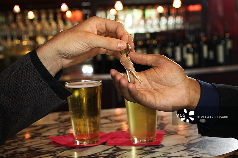 男人将车钥匙交给指定司机图片素材