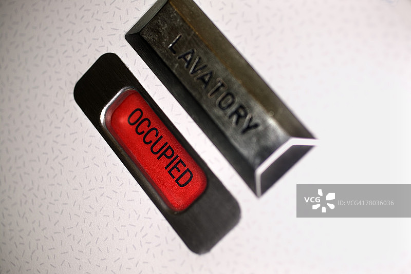 飞机洗手间门上的占用标志图片素材