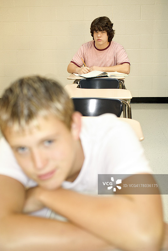 在学校里的青少年男孩图片素材