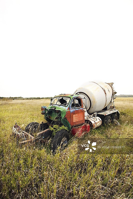 废弃在田野中生锈的水泥搅拌机图片素材