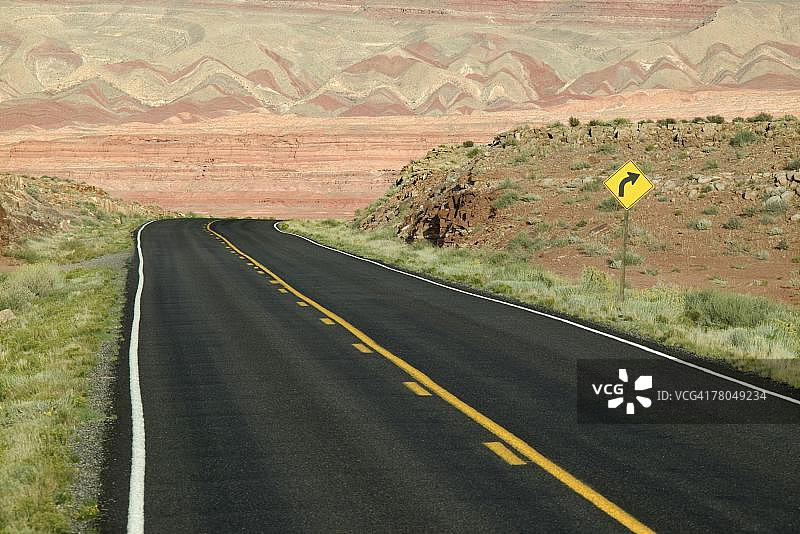 高速公路穿过沙漠景观图片素材