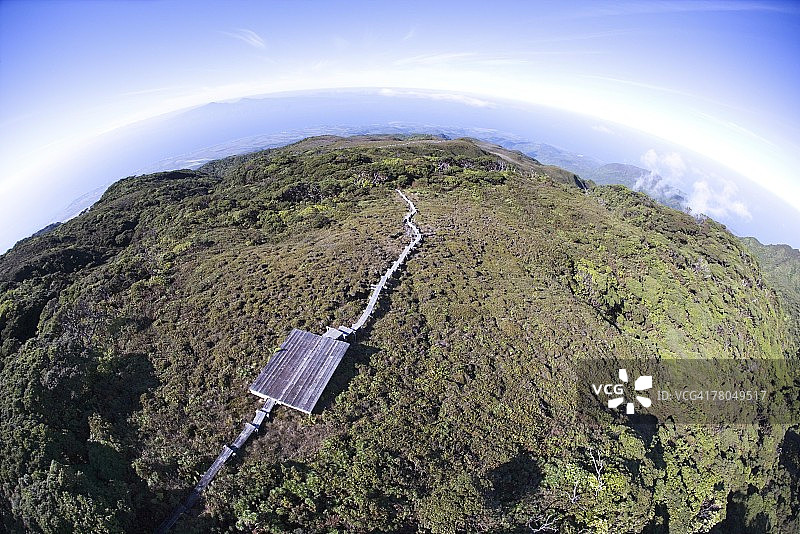 横跨景观的木板路和瞭望台的航拍景色图片素材
