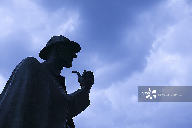 英国伦敦，夏洛克·福尔摩斯雕像的轮廓图片素材