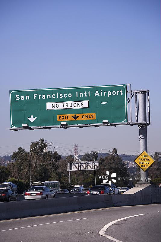 高速公路标志与车流图片素材