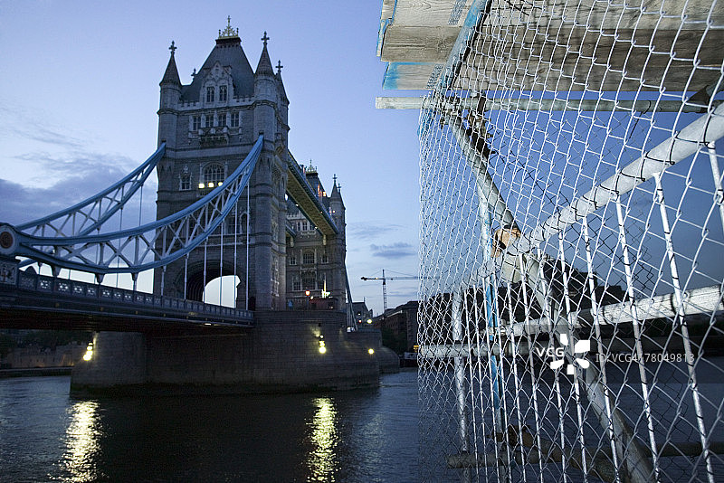 英格兰伦敦夜晚泰晤士河上的塔桥图片素材