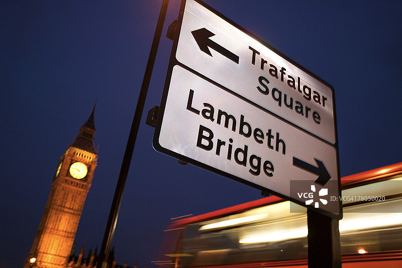指示牌和伦敦大本钟图片素材