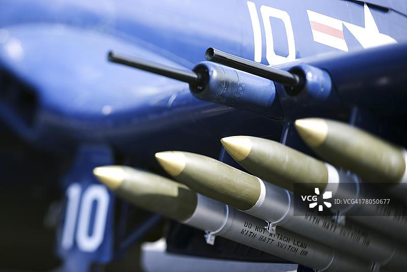 美国海军战斗机上的导弹图片素材