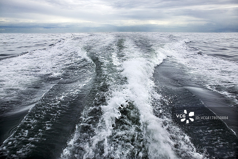 船在水上的尾迹图片素材