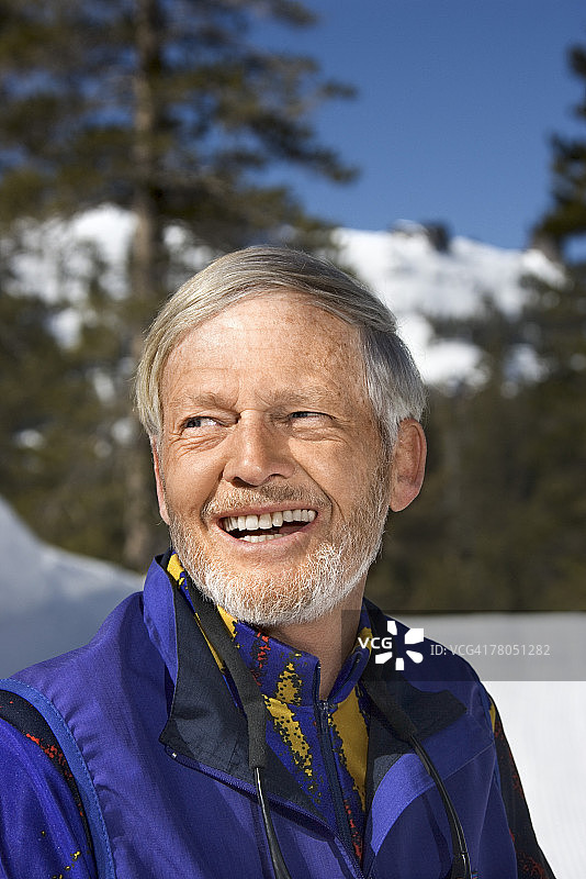 在雪地里的年长男人图片素材