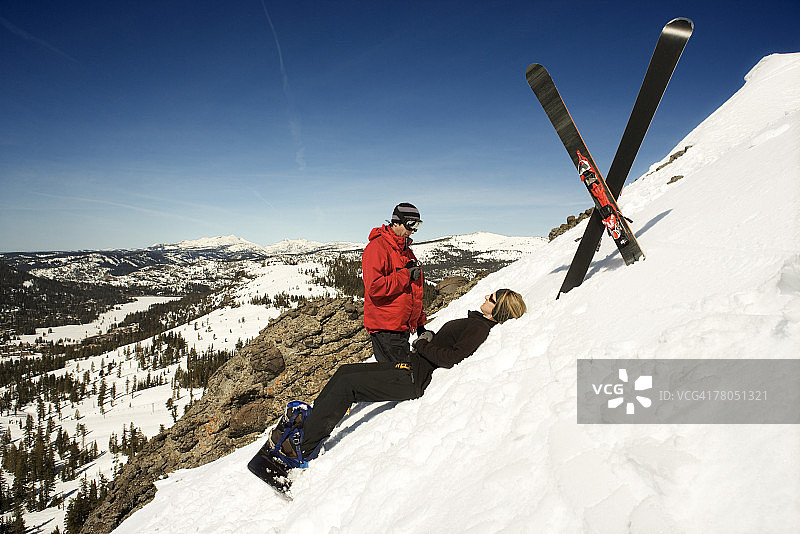 滑雪巡逻队帮助受伤人员图片素材
