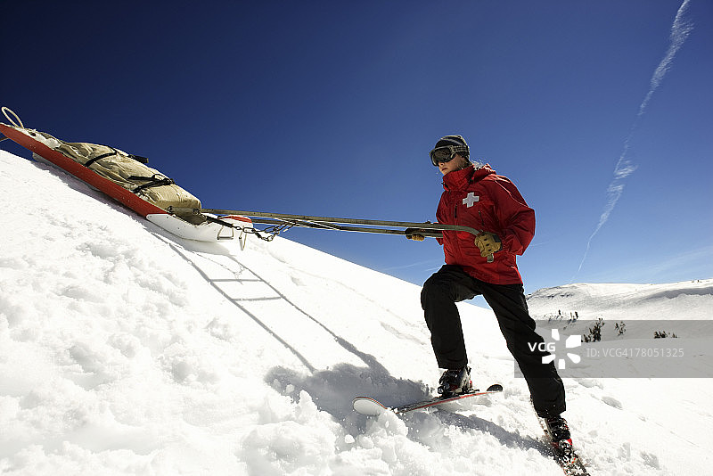 滑雪巡逻队用雪橇运送物资图片素材