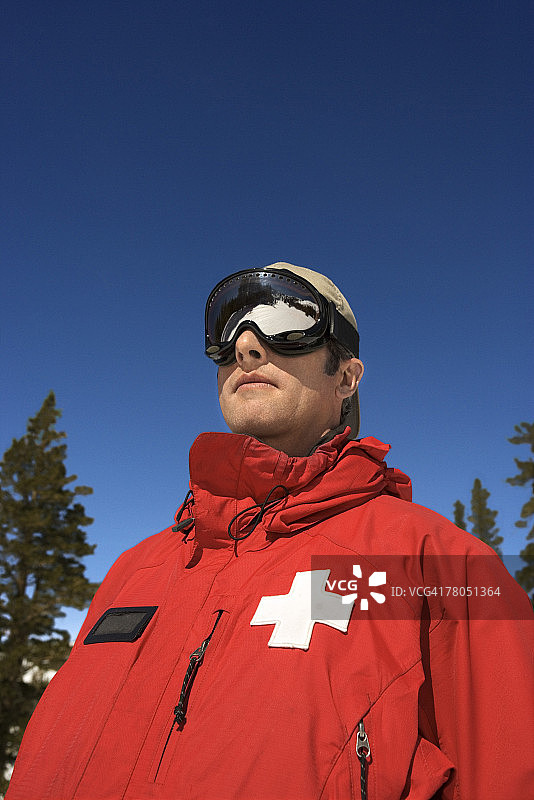 戴滑雪镜的滑雪巡逻员图片素材