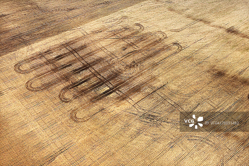 德克萨斯州布兰顿的田野中拖拉机轨迹的鸟瞰图图片素材