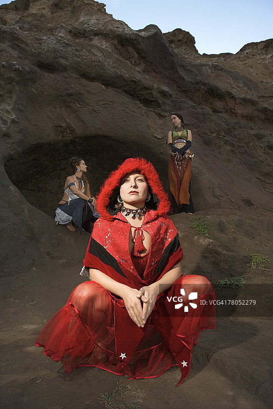 身着异域服装的户外女人图片素材