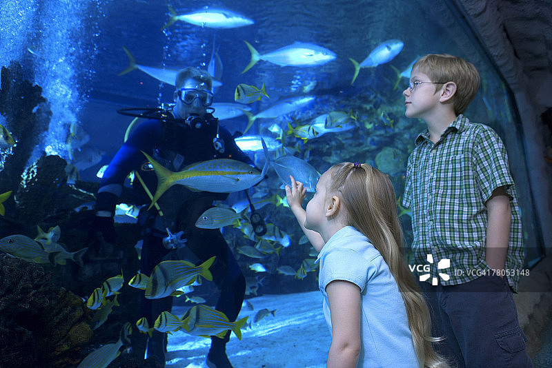 潜水员与水族馆儿童图片素材