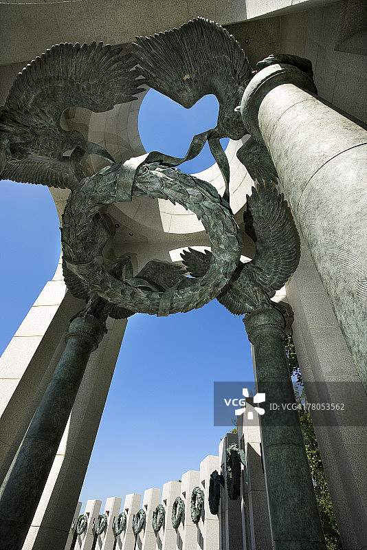 华盛顿二战纪念碑上的老鹰雕塑图片素材
