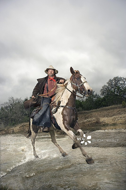牛仔骑马过河图片素材