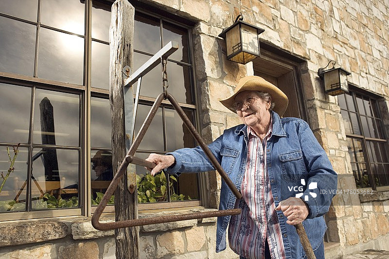摇铃铛的女人图片素材