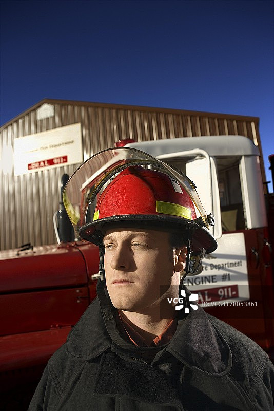 消防车旁的消防员图片素材