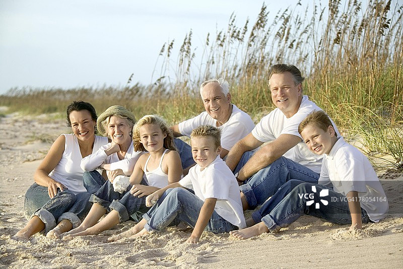 在海滩上合影的家庭图片素材