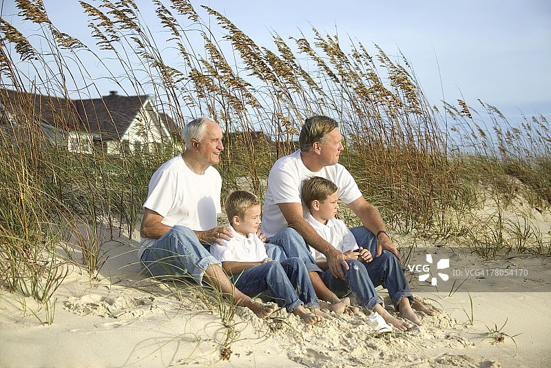 坐在海滩上的几代男人图片素材