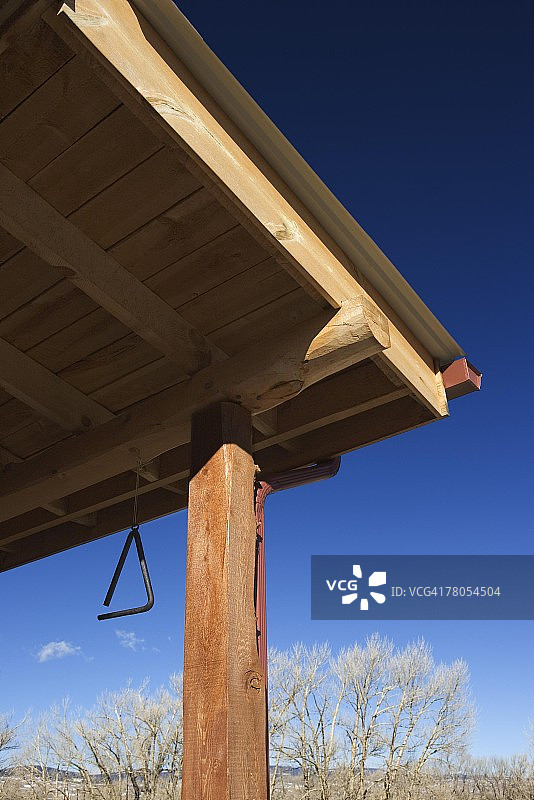带三角形餐铃的棚屋顶图片素材