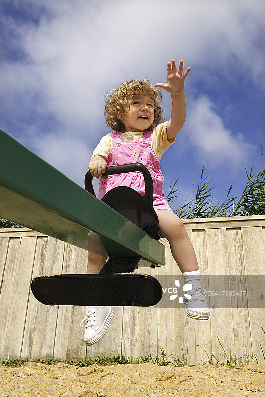 玩跷跷板的小女孩图片素材