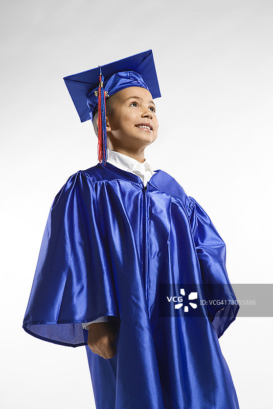 戴着帽子和学士服的男孩图片素材