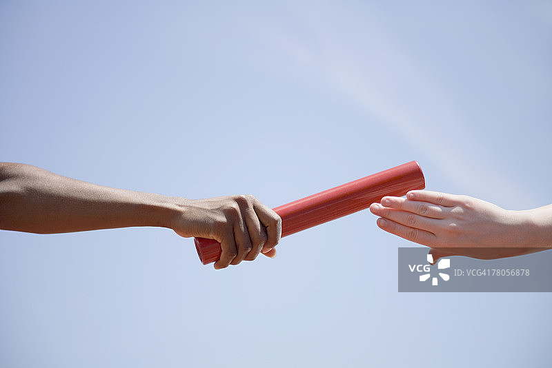 接力赛跑者传递接力棒图片素材