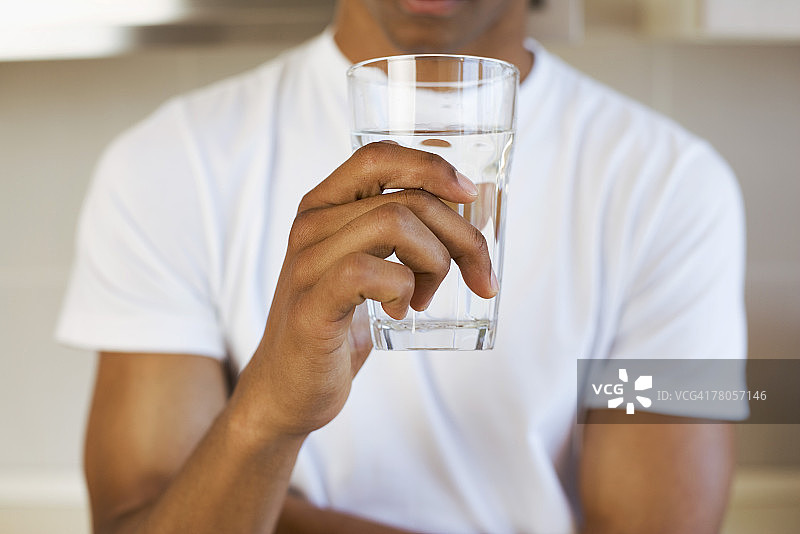 男子手持一杯水图片素材