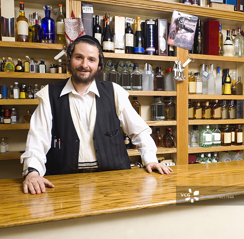 在酒类商店工作的店员图片素材