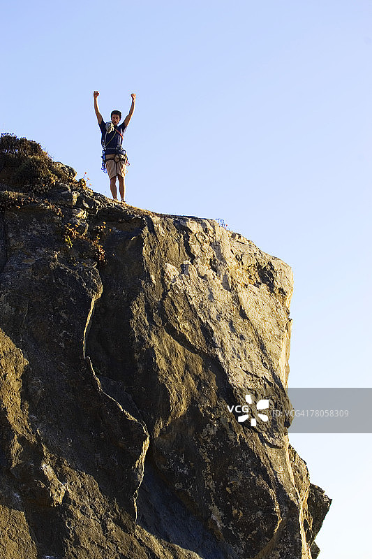 攀岩者在顶峰图片素材