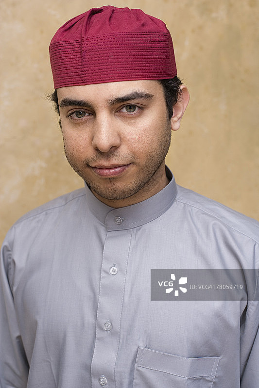 戴着托布和塔基亚头巾的埃及男子图片素材